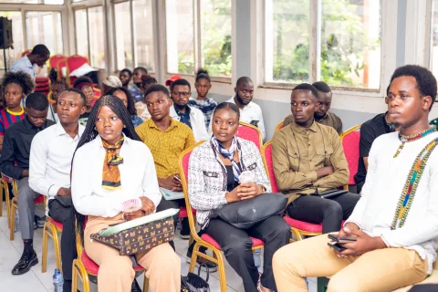 Vijana wanaoshiriki katika shughuli ya elimu ya FIJADA